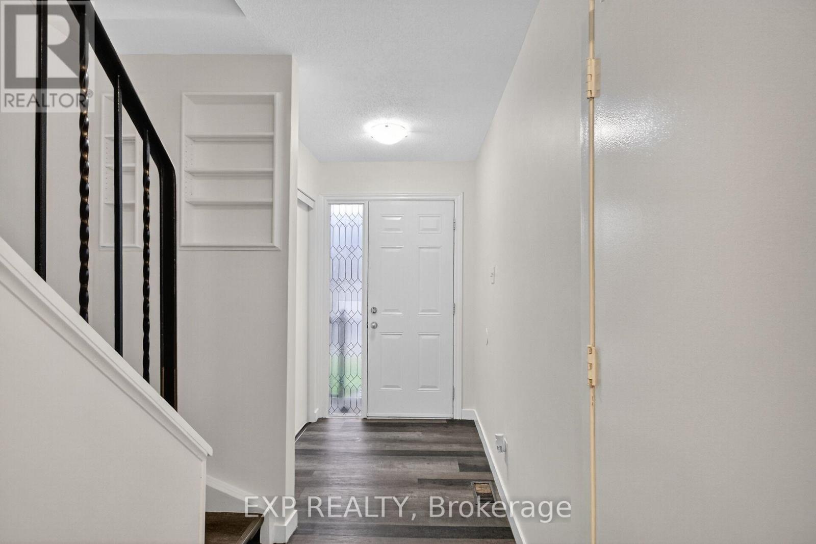 109 Theresa Private, Ottawa, Ontario  K1V 0E7 - Photo 2 - X12496904