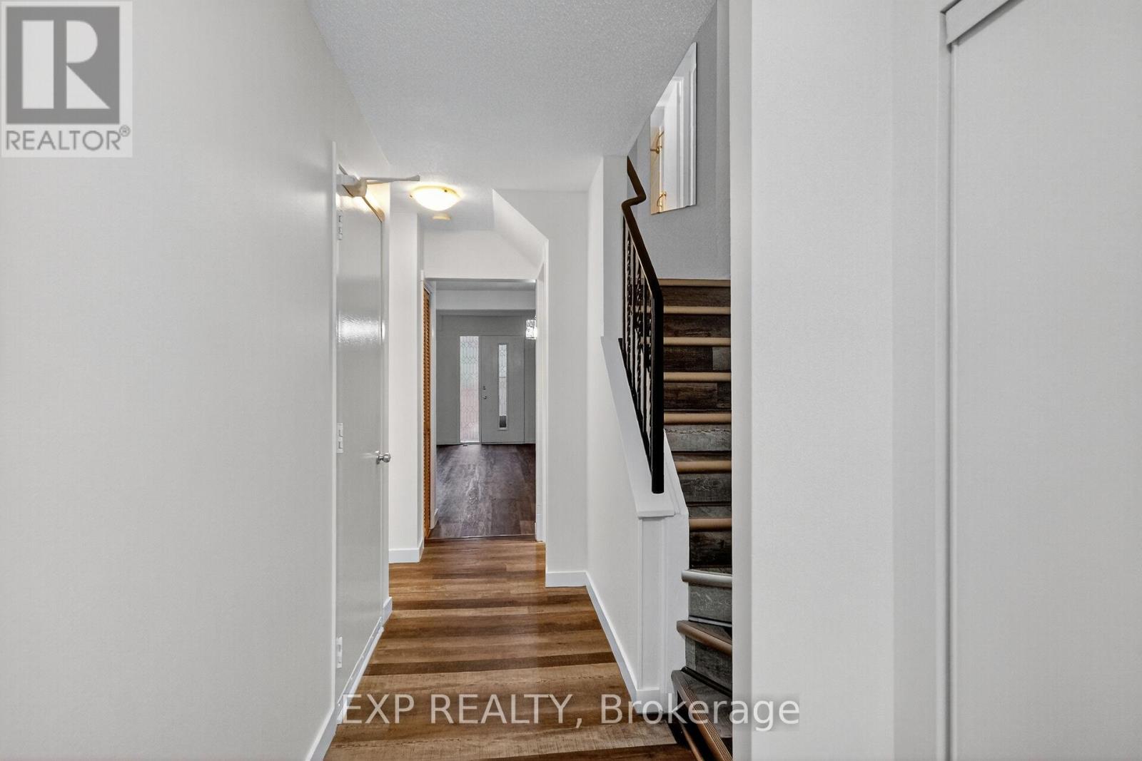 109 Theresa Private, Ottawa, Ontario  K1V 0E7 - Photo 3 - X12496904