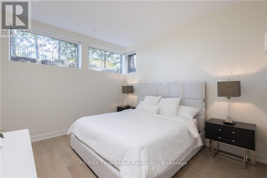 1540 Watersedge Road, Mississauga (Clarkson), Ontario  L5J 1A4 - Photo 36 - W12496928