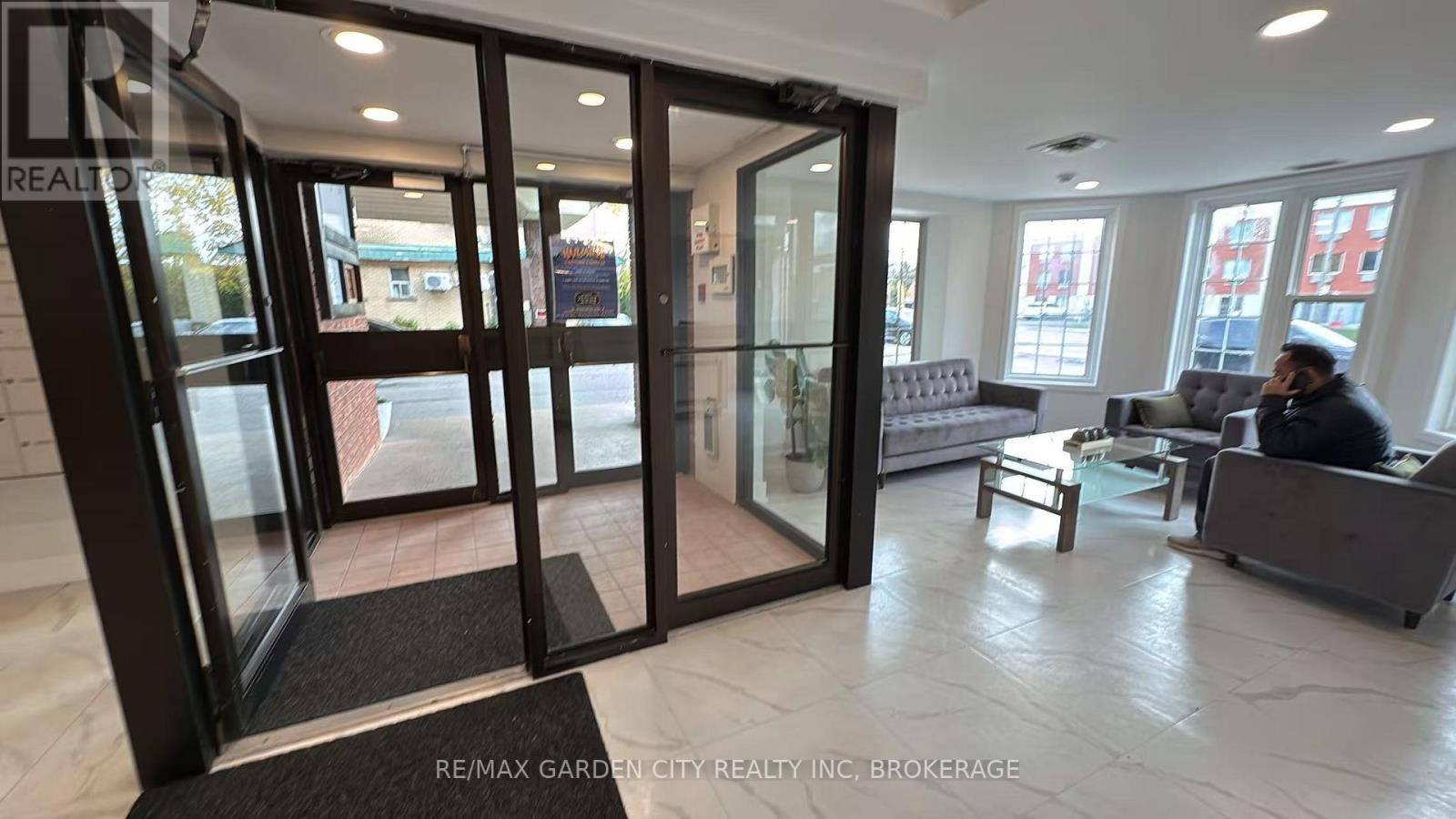 Commercial Unit - 7737 Lundy's Lane, Niagara Falls, Ontario  L2H 1H3 - Photo 13 - X12496902