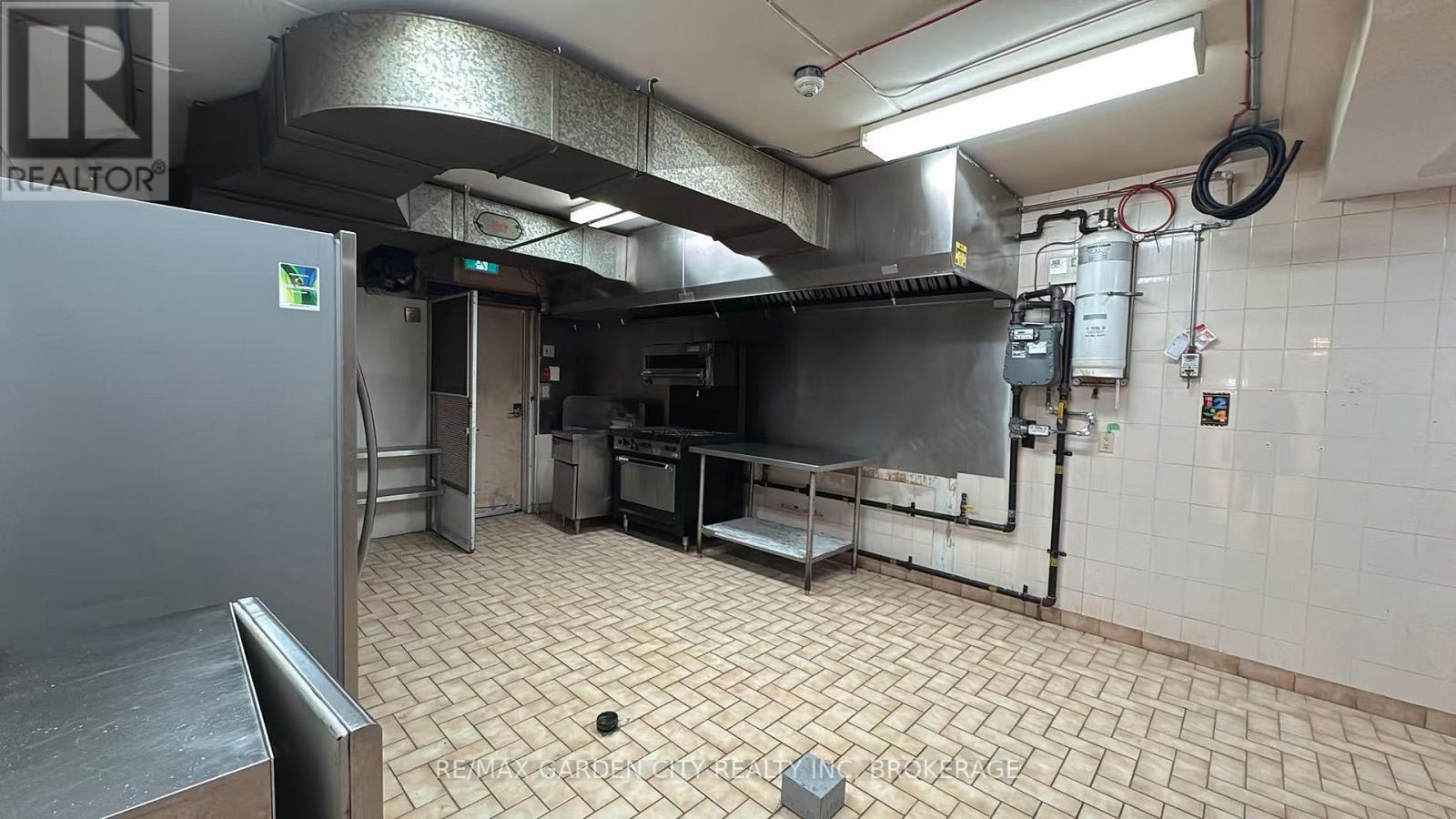 Commercial Unit - 7737 Lundy's Lane, Niagara Falls, Ontario  L2H 1H3 - Photo 8 - X12496902