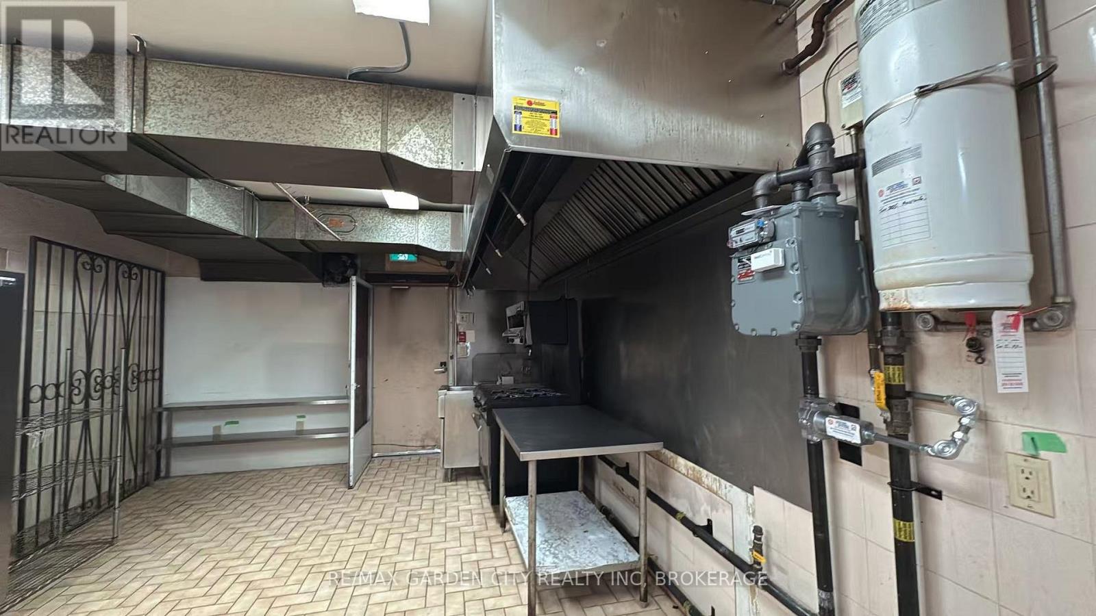 Commercial Unit - 7737 Lundy's Lane, Niagara Falls, Ontario  L2H 1H3 - Photo 9 - X12496902