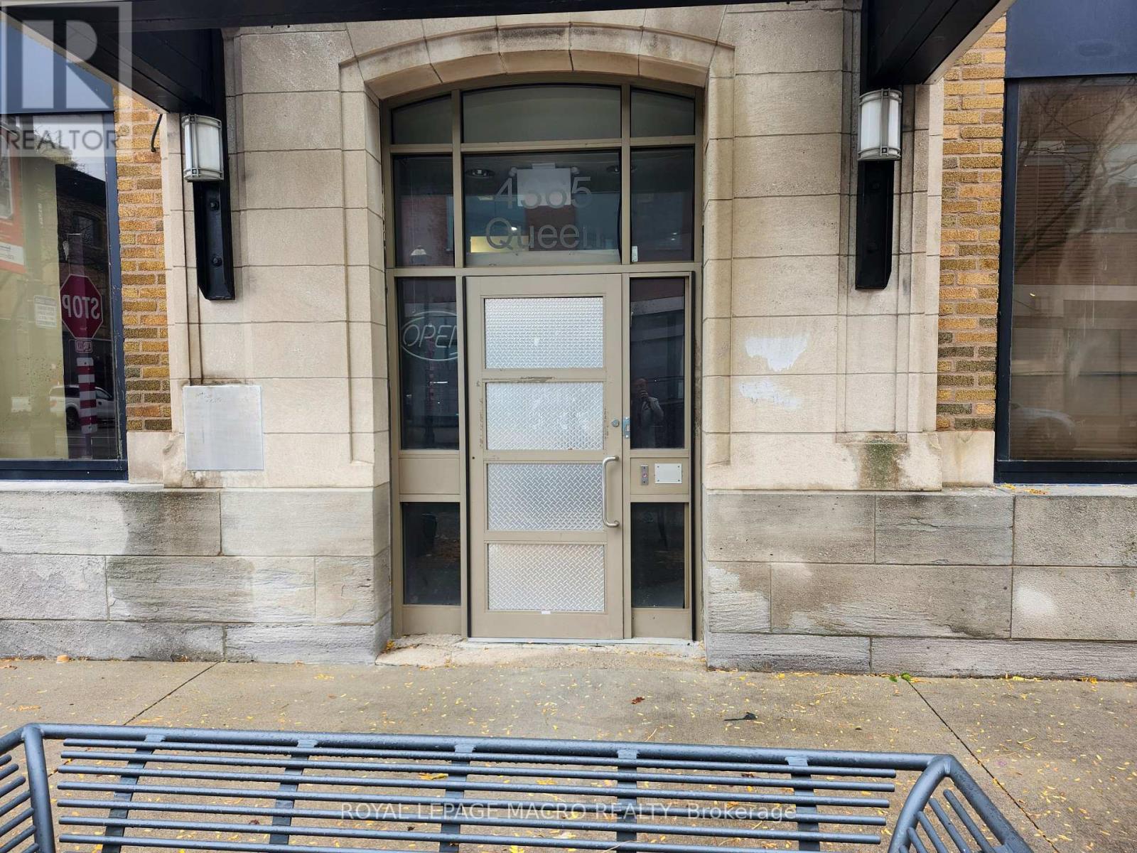 4365 Queen Street, Niagara Falls, Ontario  L2E 2K9 - Photo 2 - X12496828