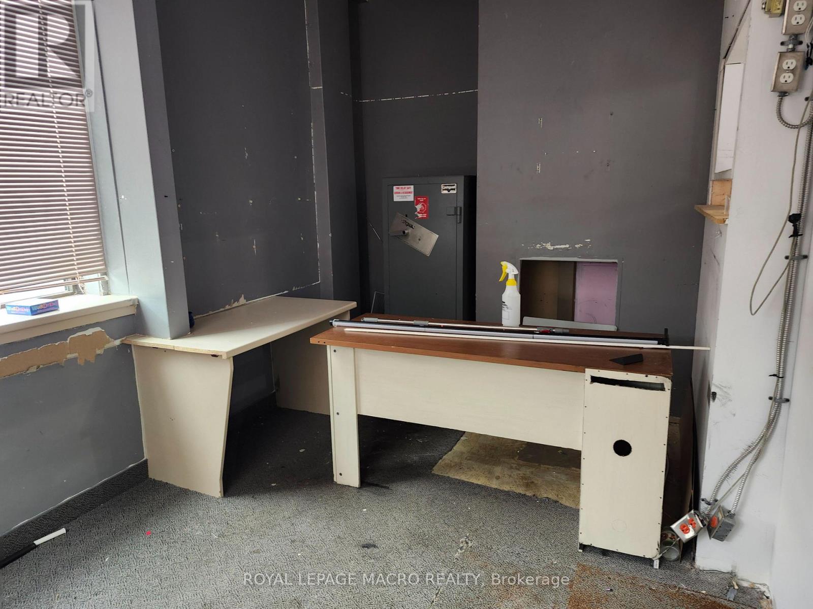 4365 Queen Street, Niagara Falls, Ontario  L2E 2K9 - Photo 5 - X12496828