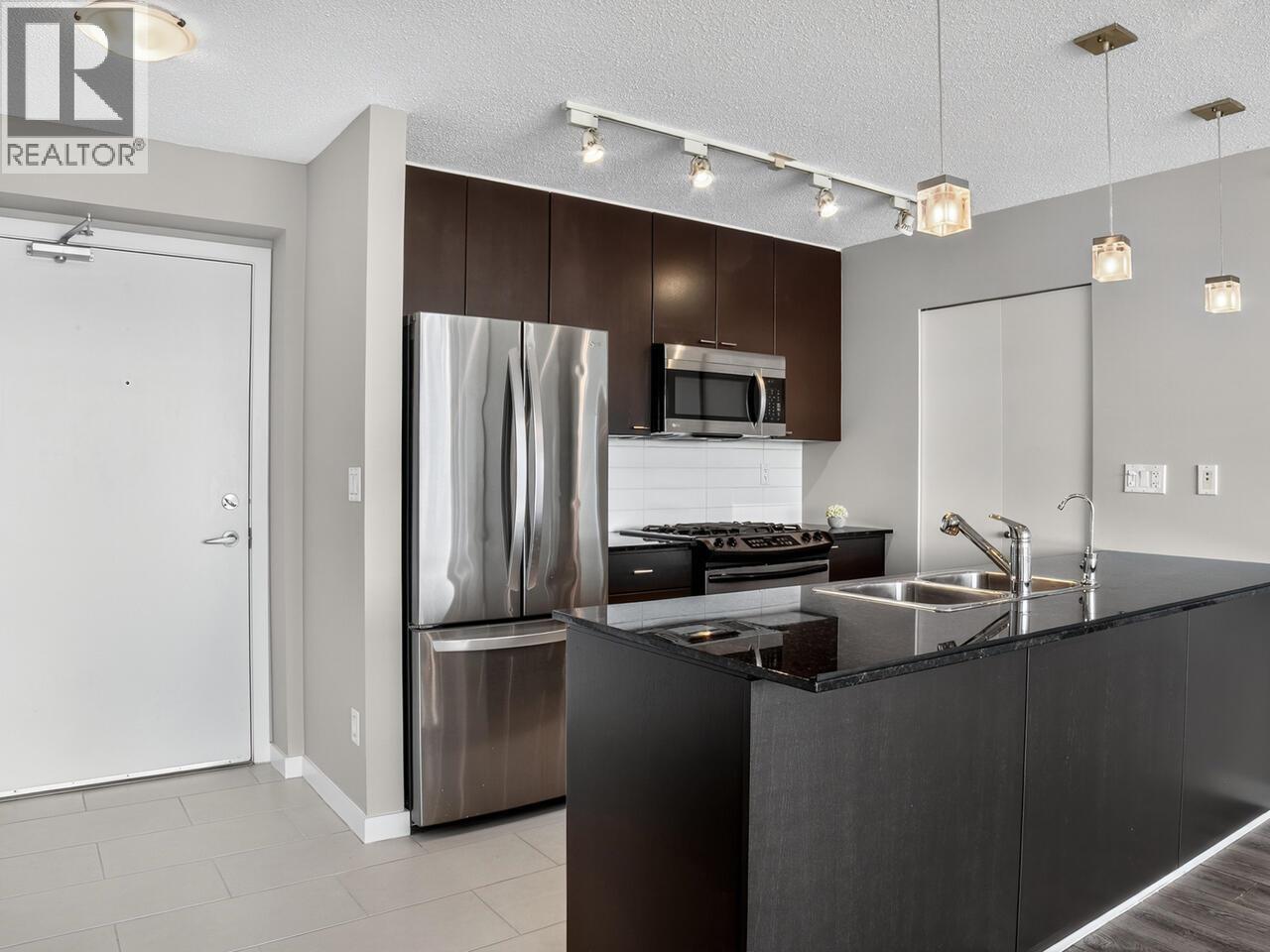 704 39 Sixth Street, New Westminster, British Columbia  V3L 0B3 - Photo 3 - R3063608