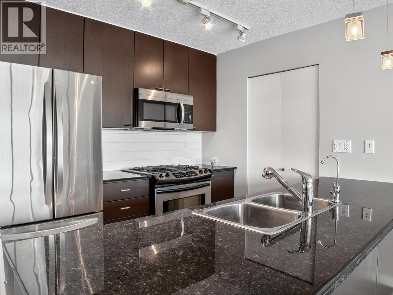 704 39 Sixth Street, New Westminster, British Columbia  V3L 0B3 - Photo 4 - R3063608