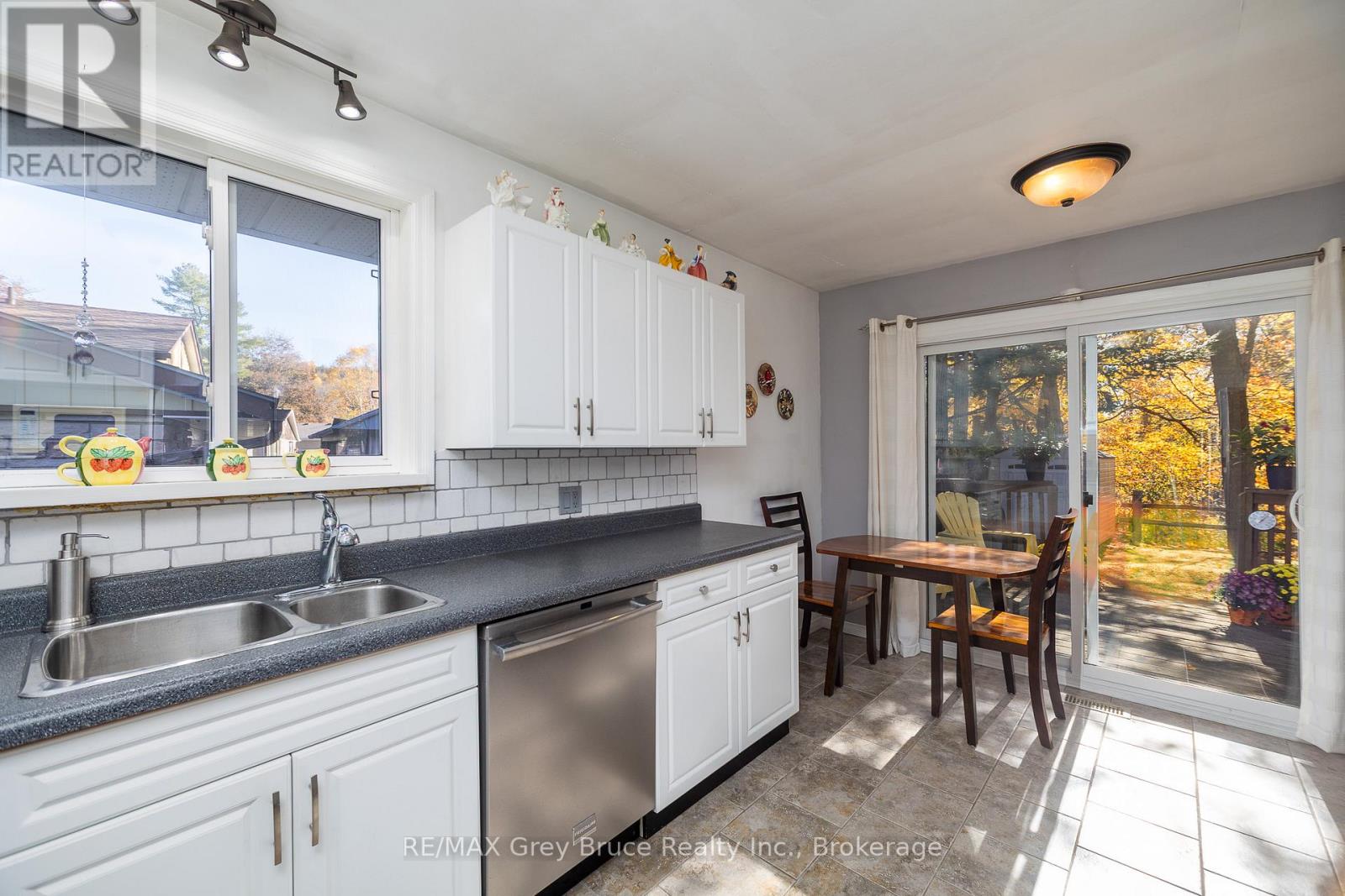 242 6th Avenue E, Owen Sound, Ontario  N4K 2T3 - Photo 11 - X12496874