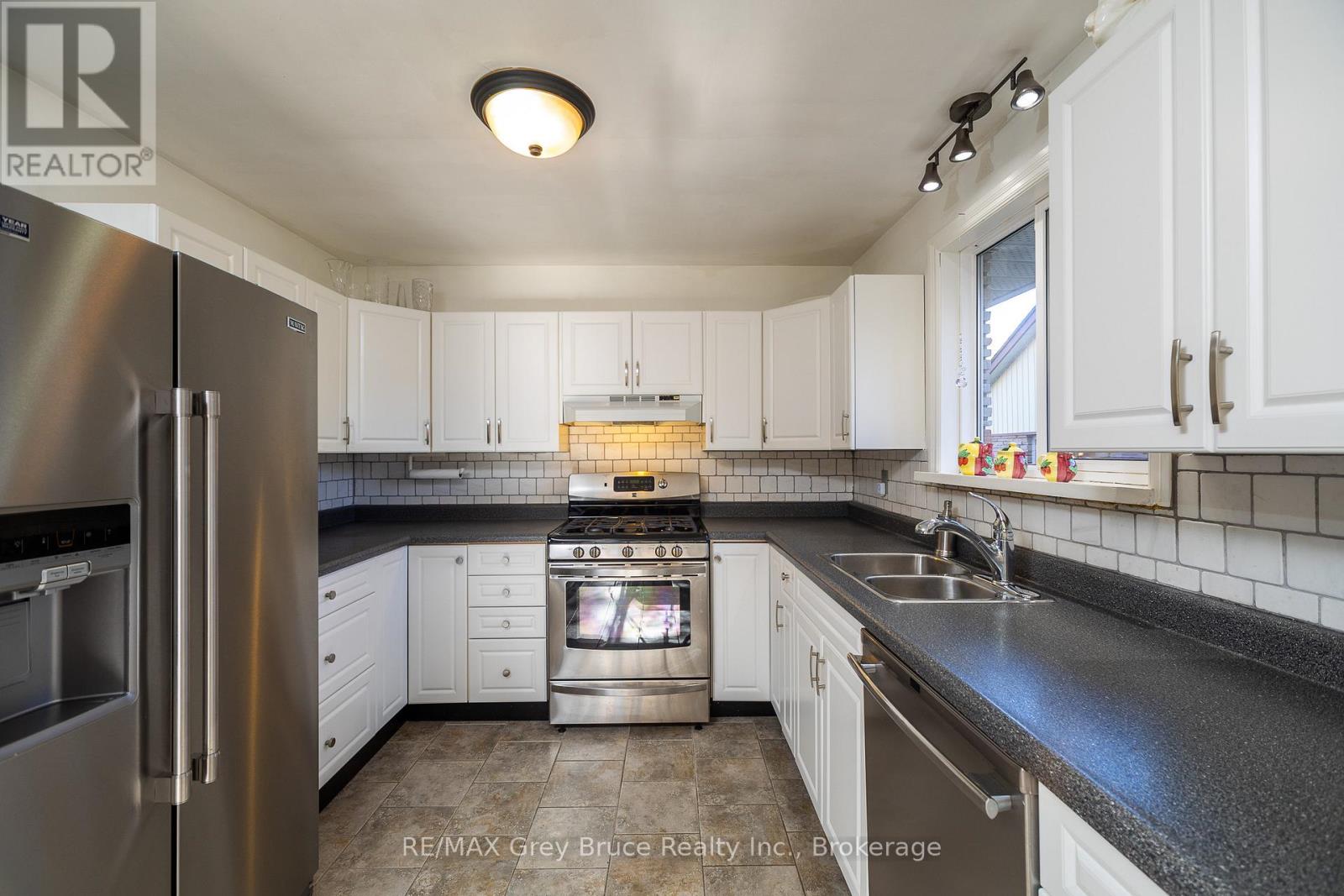 242 6th Avenue E, Owen Sound, Ontario  N4K 2T3 - Photo 12 - X12496874