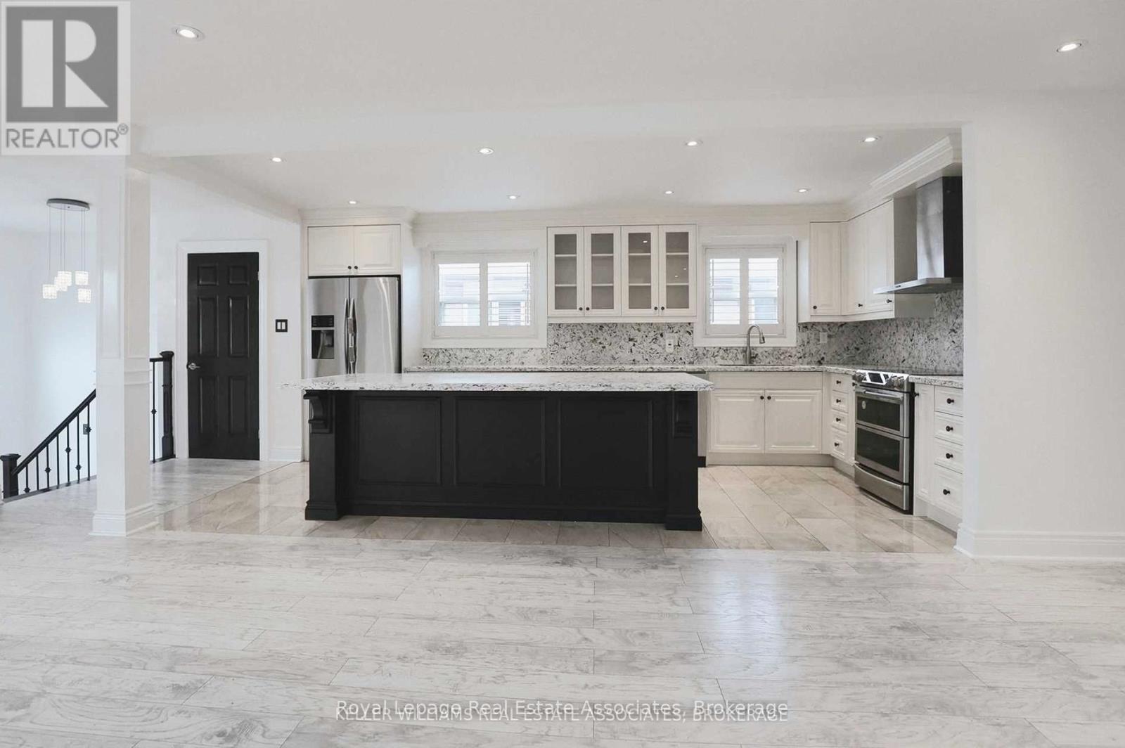 504 Fergo Avenue, Mississauga, Ontario  L5B 2J3 - Photo 4 - W12496730