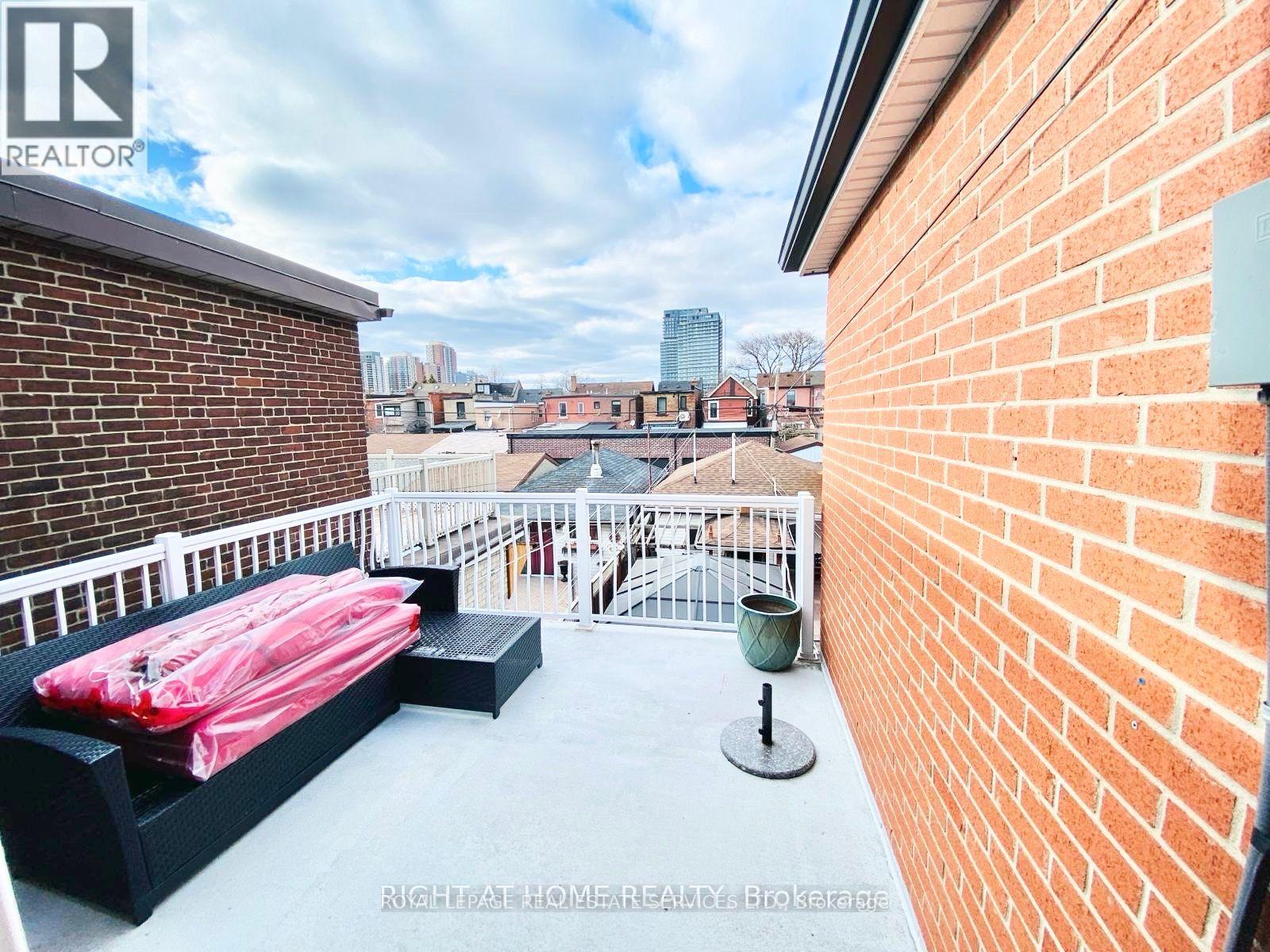 2nd Flr, 2 Bdrm + Den/din - 94 Wallace Avenue, Toronto, Ontario  M6H 1T5 - Photo 28 - W12492366