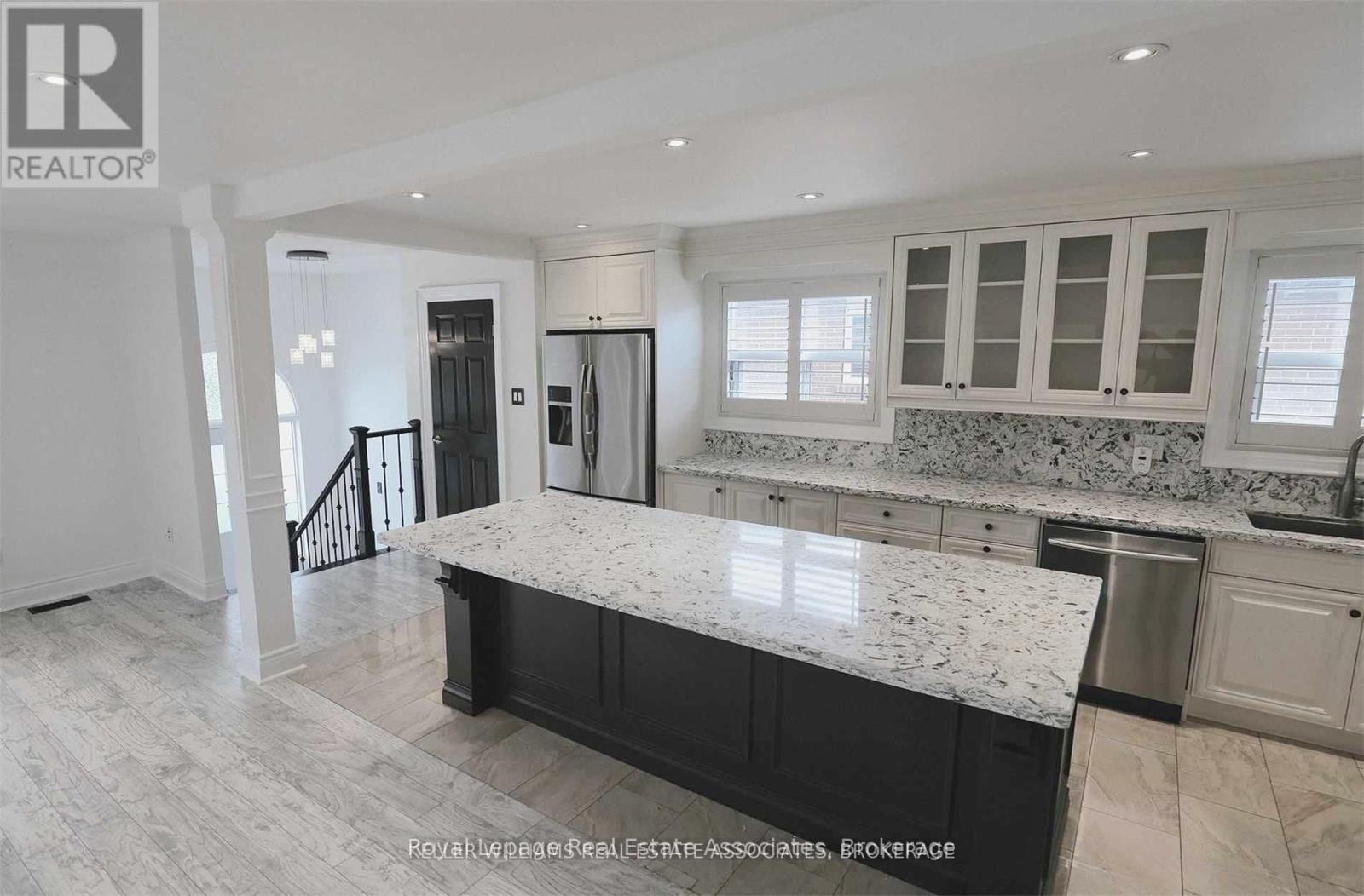 504 Fergo Avenue, Mississauga, Ontario  L5B 2J3 - Photo 5 - W12496730