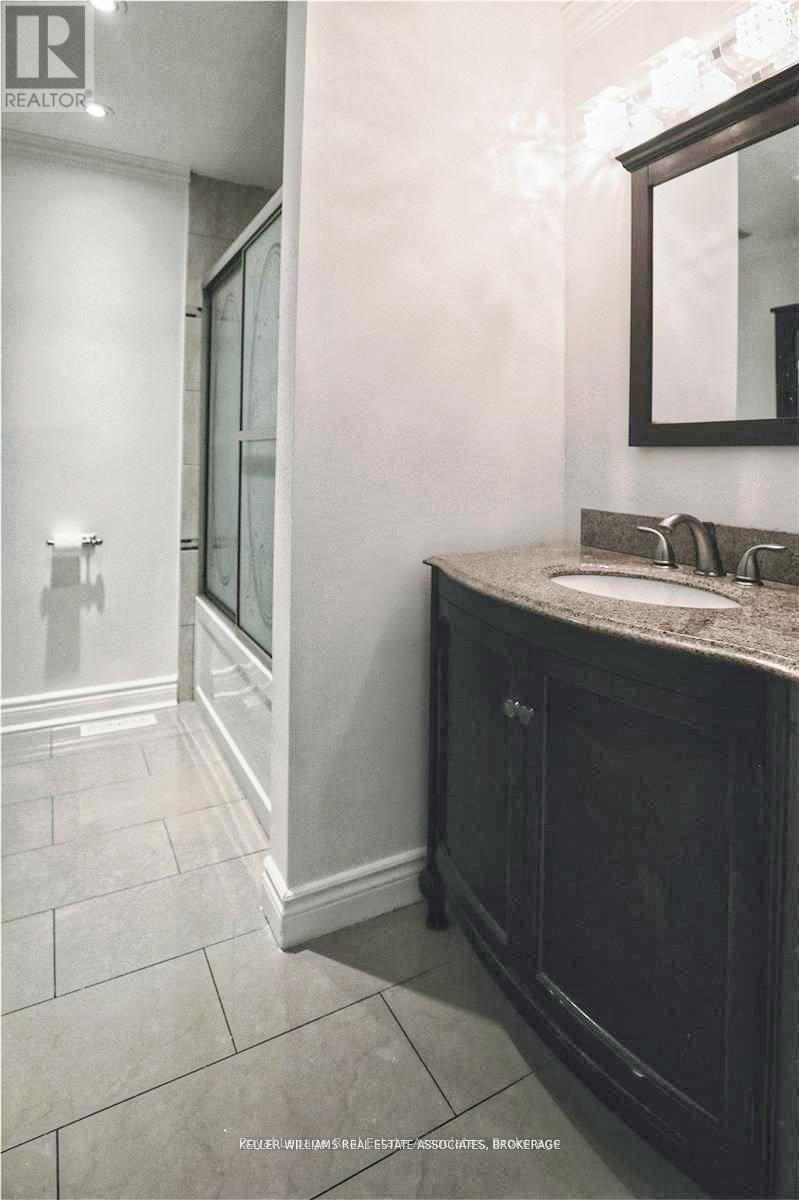 504 Fergo Avenue, Mississauga, Ontario  L5B 2J3 - Photo 13 - W12496730