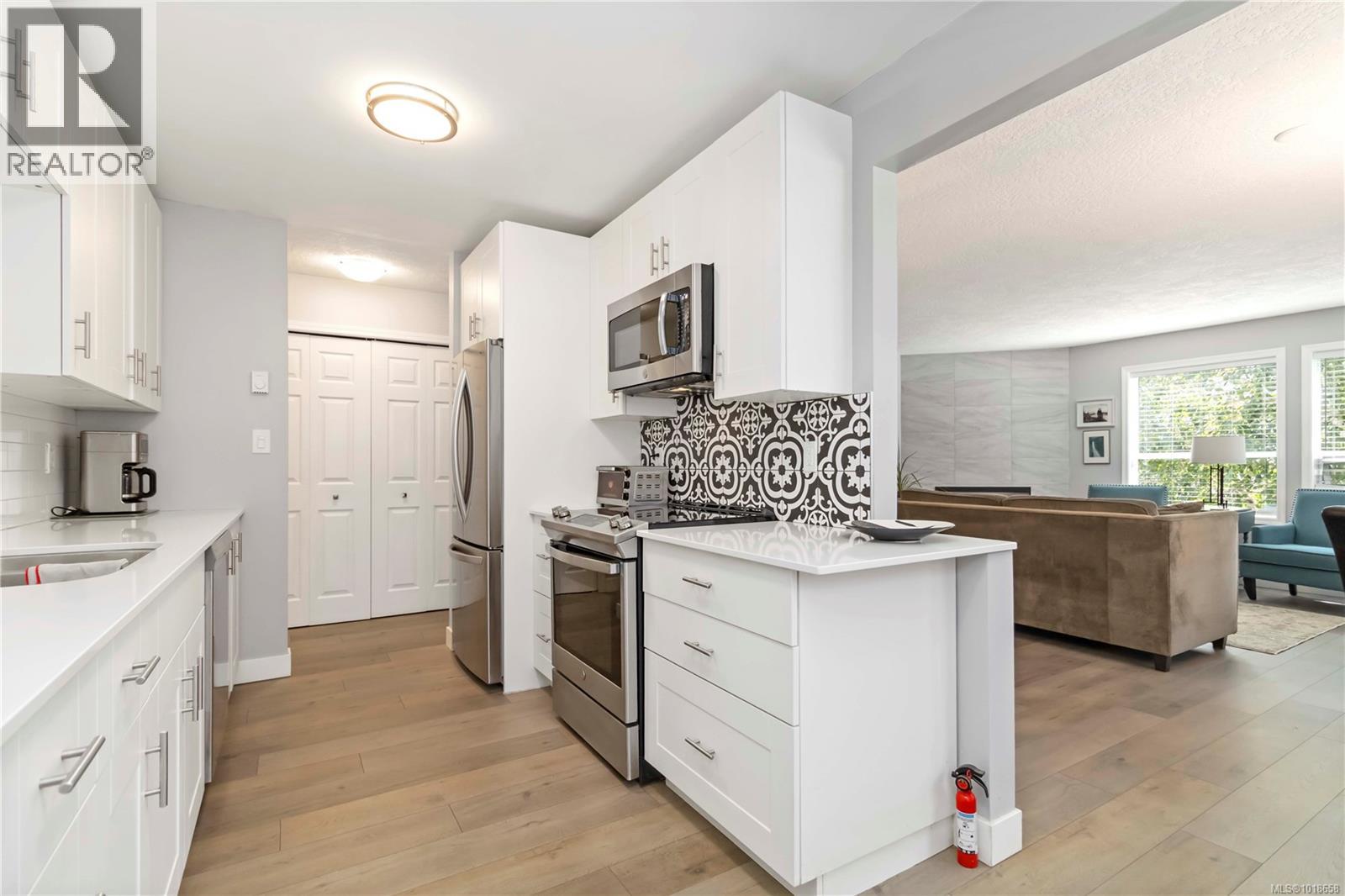 203 9945 Fifth St, Sidney, British Columbia  V8L 2X6 - Photo 3 - 1018658