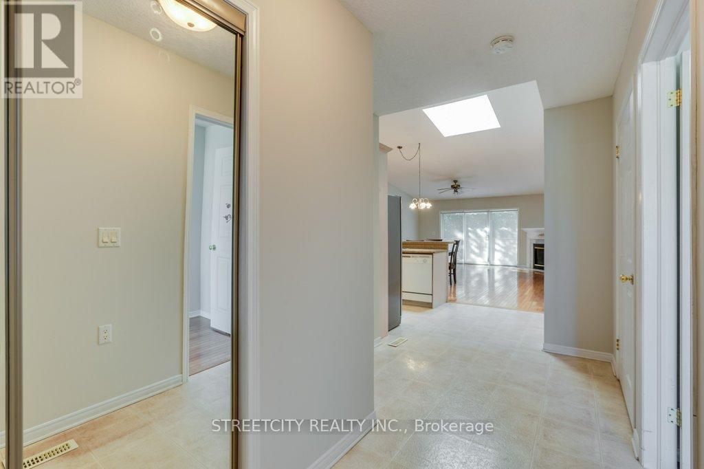 29 - 680 Commissioners Road, London South, Ontario  N6K 4T8 - Photo 4 - X12419139