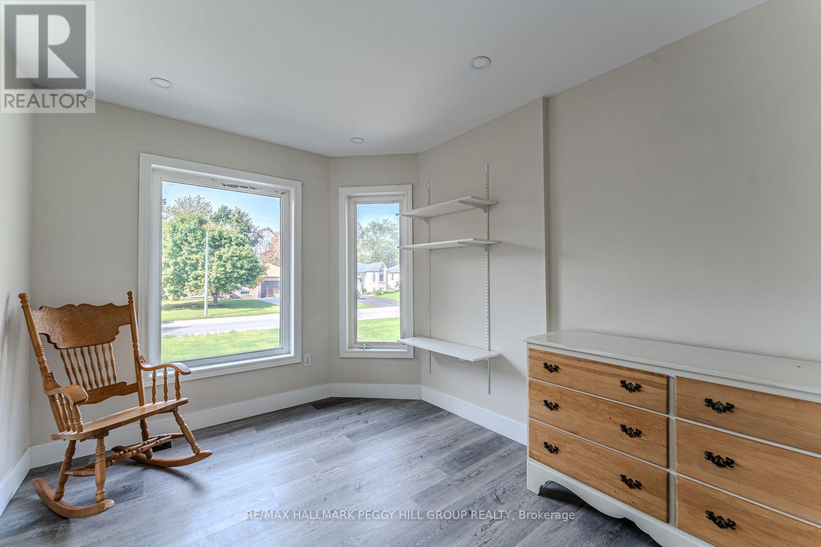 29 Silver Birch Avenue, Wasaga Beach, Ontario  L9Z 1B7 - Photo 10 - S12462695