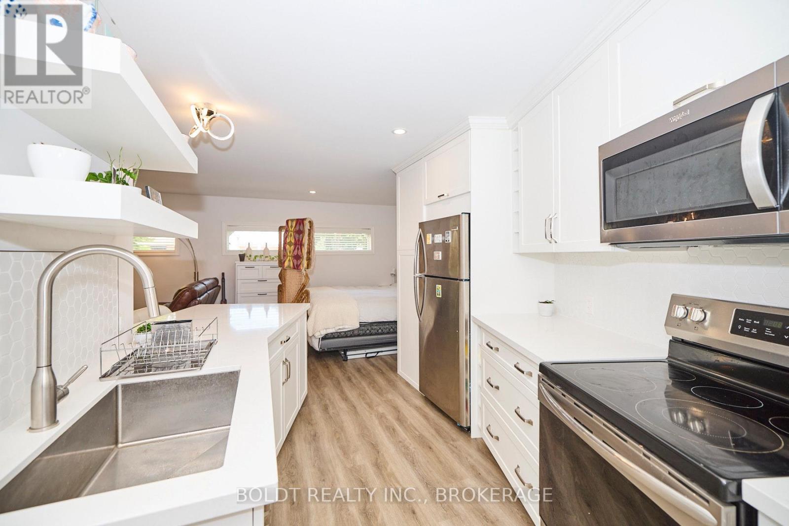 41 Farmington Drive, St. Catharines, Ontario  L2S 3G1 - Photo 4 - X12497034