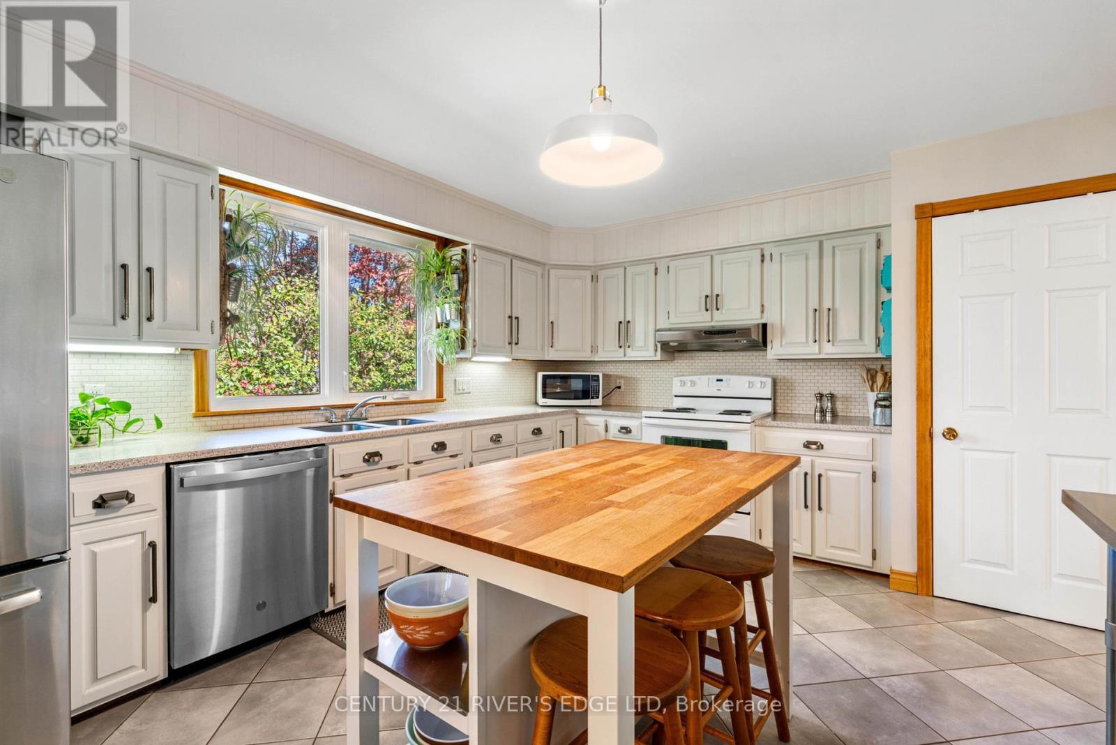 386 Old River Road, Front Of Yonge, Ontario  K0E 1R0 - Photo 19 - X12497018