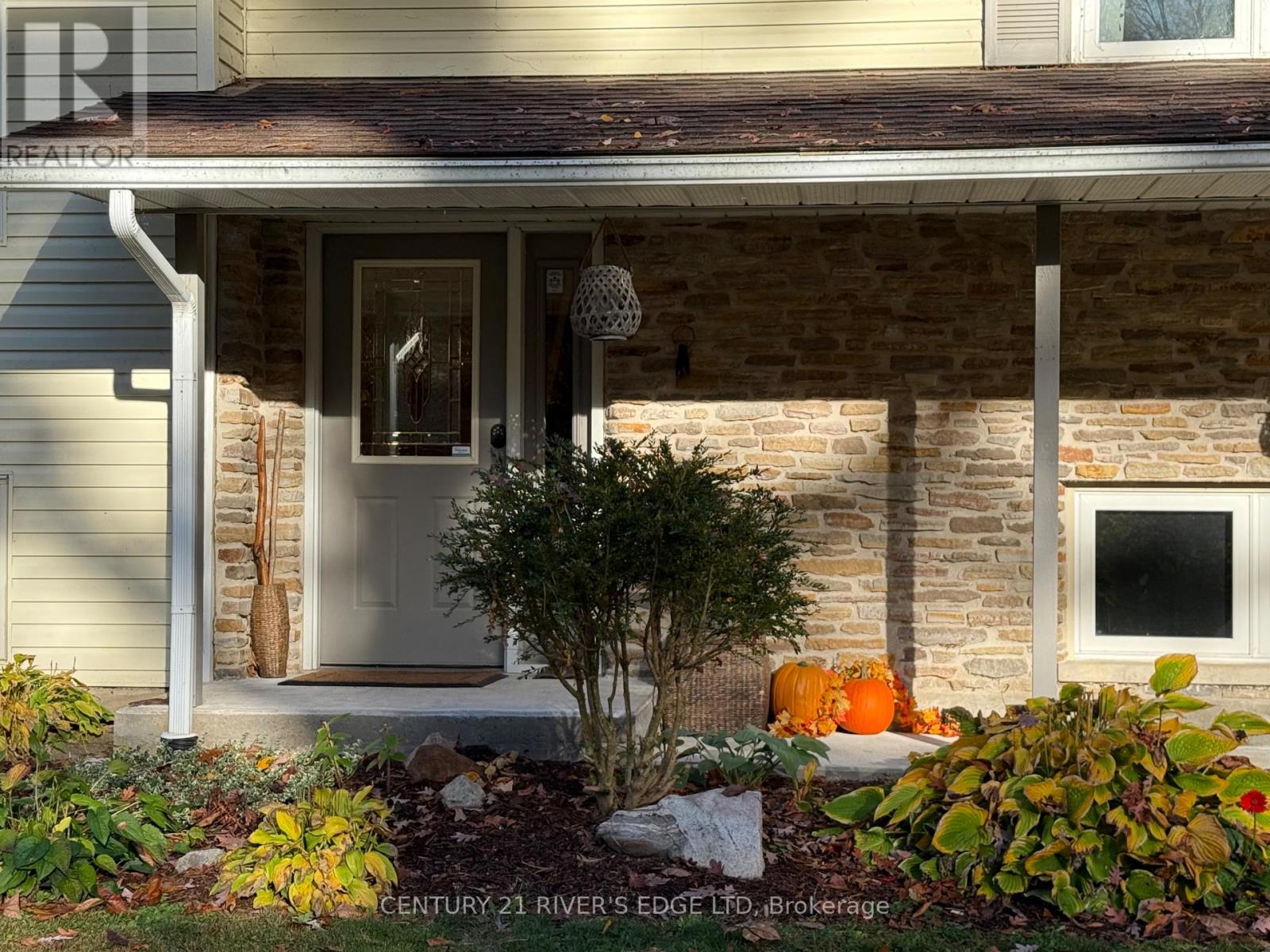 386 Old River Road, Front Of Yonge, Ontario  K0E 1R0 - Photo 9 - X12497018