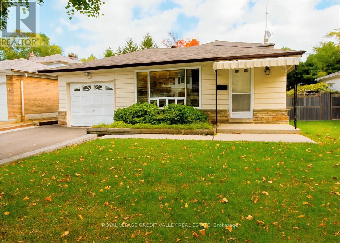 3633 Chiplow Road, Mississauga, Ontario  L4X 2R1 - Photo 2 - W12496840