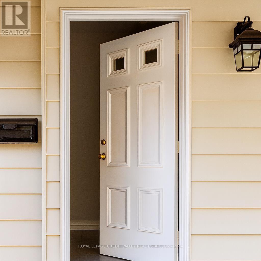 3633 Chiplow Road, Mississauga, Ontario  L4X 2R1 - Photo 3 - W12496840