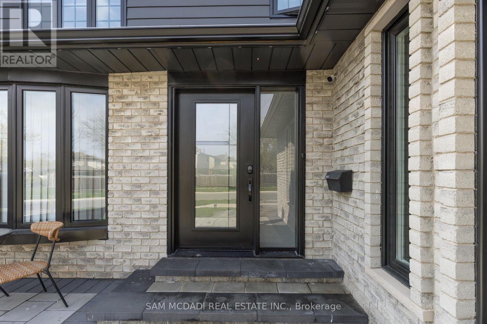 2284 Glastonbury Road, Burlington, Ontario  L7P 4C8 - Photo 2 - W12496866