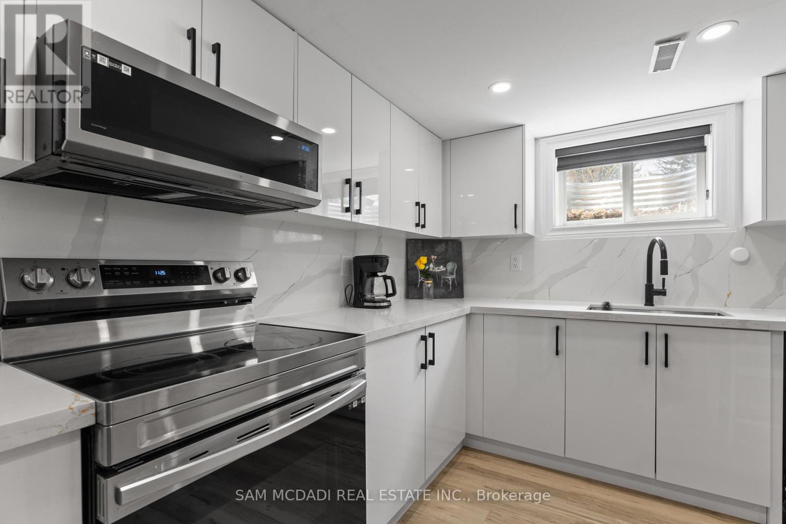 2284 Glastonbury Road, Burlington, Ontario  L7P 4C8 - Photo 36 - W12496866