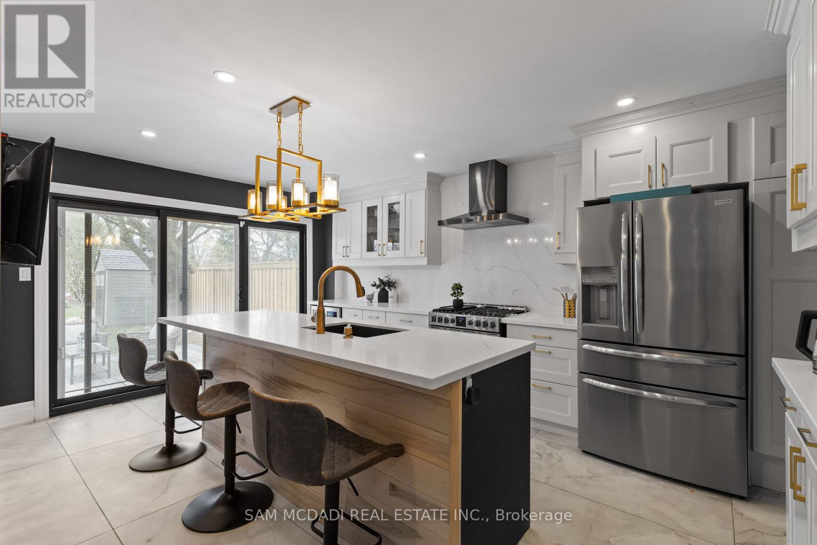 2284 Glastonbury Road, Burlington, Ontario  L7P 4C8 - Photo 5 - W12496866