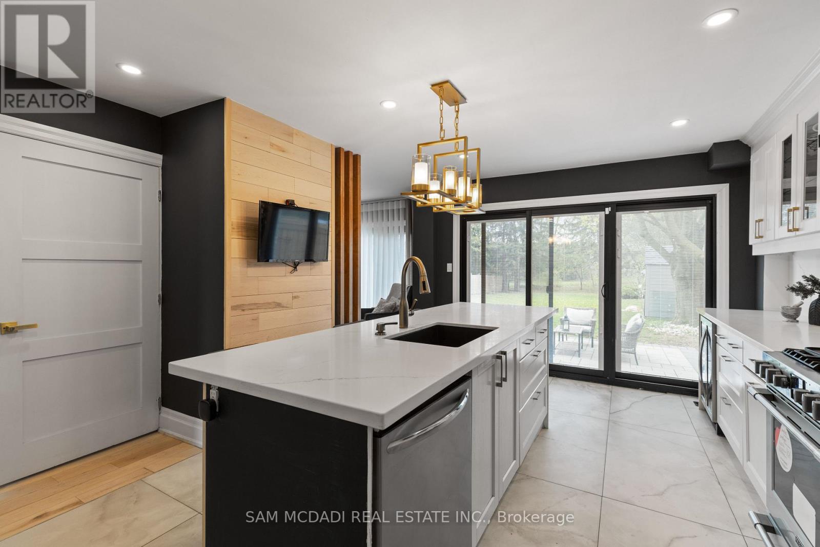 2284 Glastonbury Road, Burlington, Ontario  L7P 4C8 - Photo 7 - W12496866