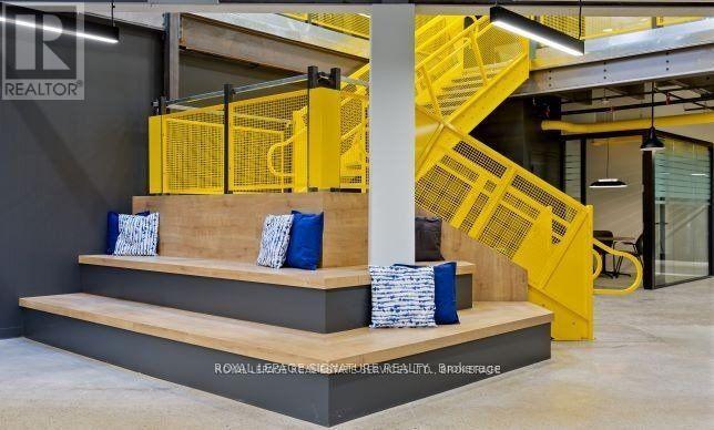 400 - 2115 South Service Road W, Oakville, Ontario  L6L 5W2 - Photo 6 - W12496886