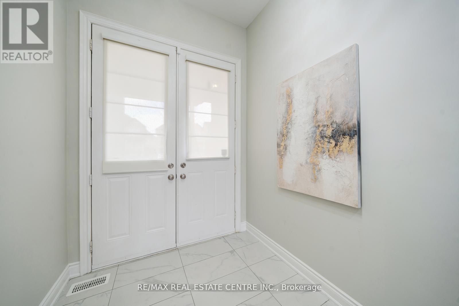 5 Carl Finlay Drive, Brampton, Ontario  L6P 4G4 - Photo 4 - W12496910