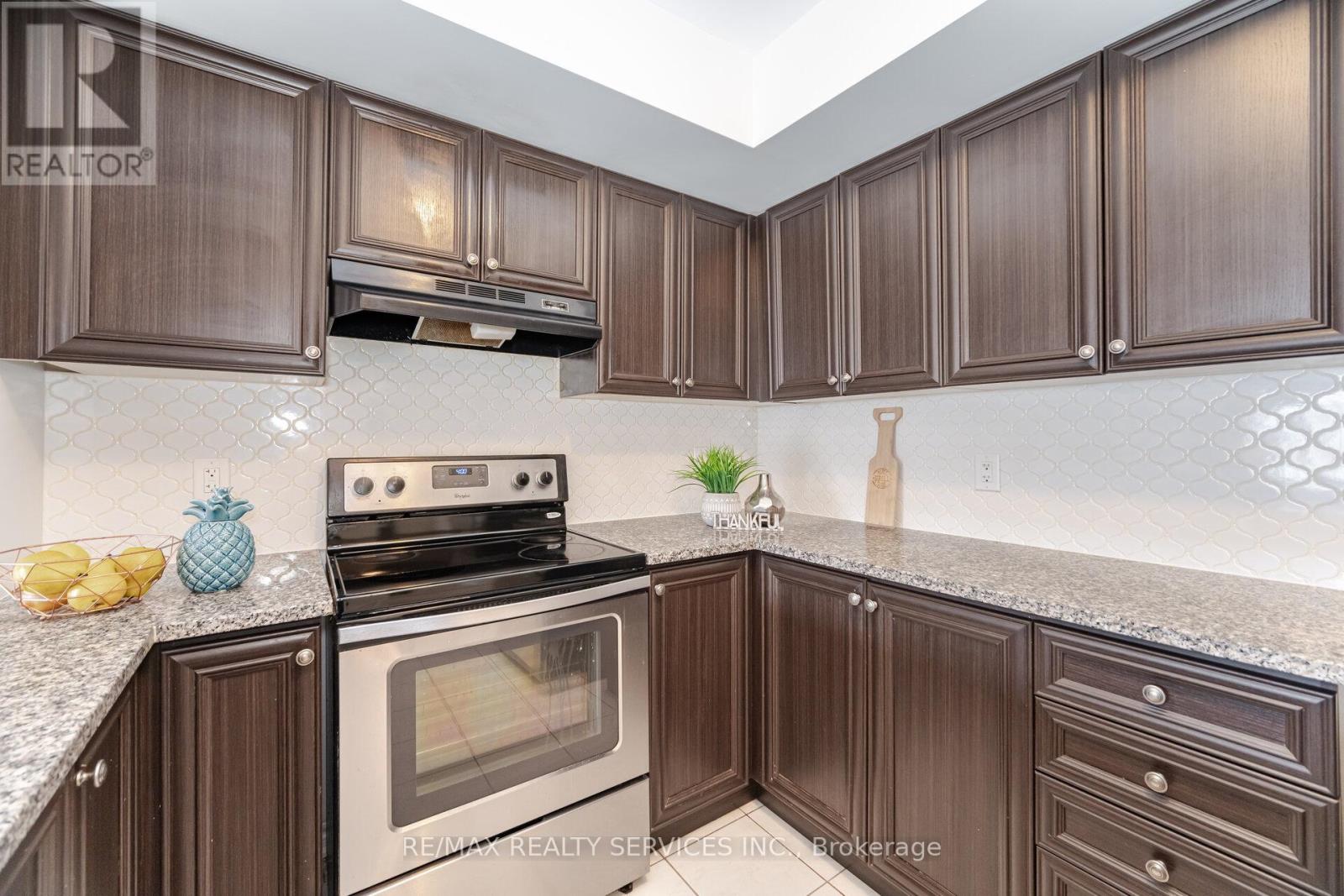 301 - 60 Baycliffe Crescent, Brampton, Ontario  L1P 1W7 - Photo 10 - W12496964