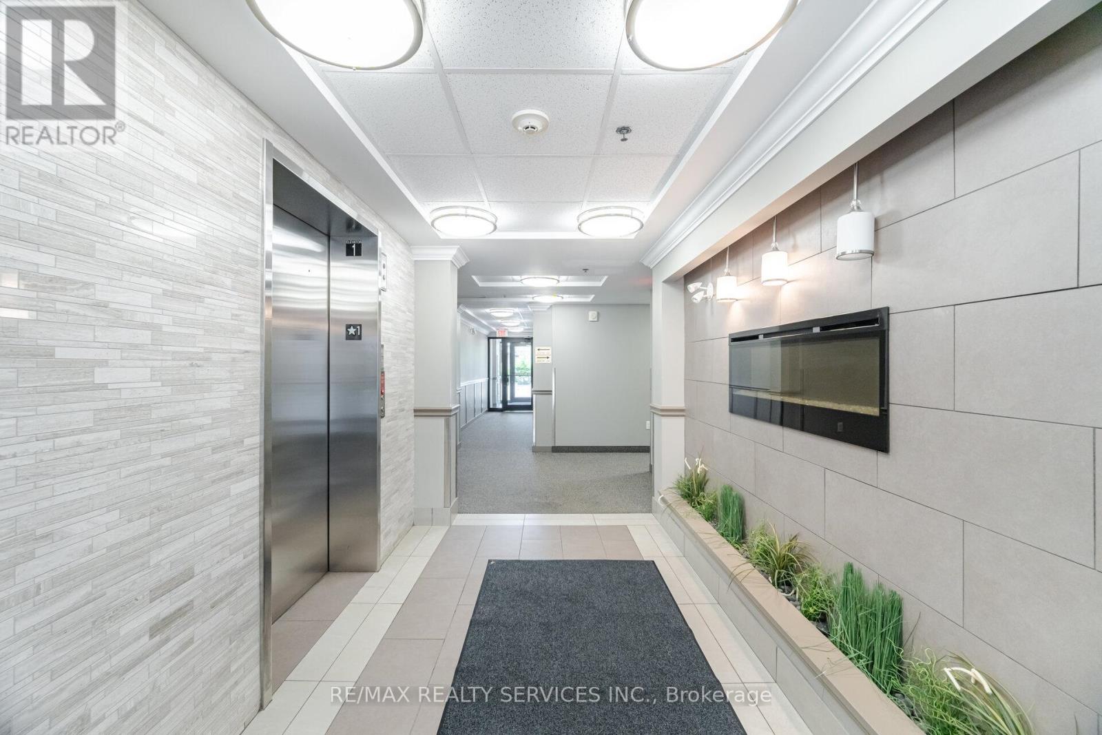 301 - 60 Baycliffe Crescent, Brampton, Ontario  L1P 1W7 - Photo 4 - W12496964