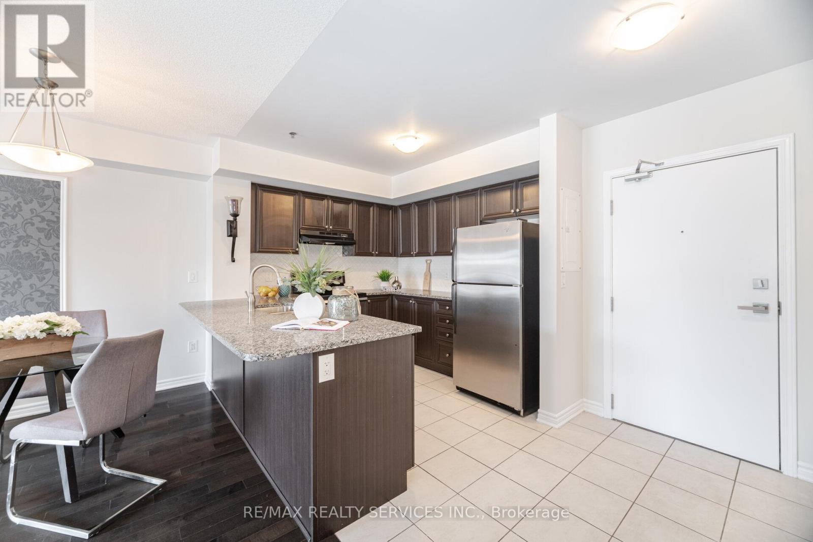 301 - 60 Baycliffe Crescent, Brampton, Ontario  L1P 1W7 - Photo 7 - W12496964