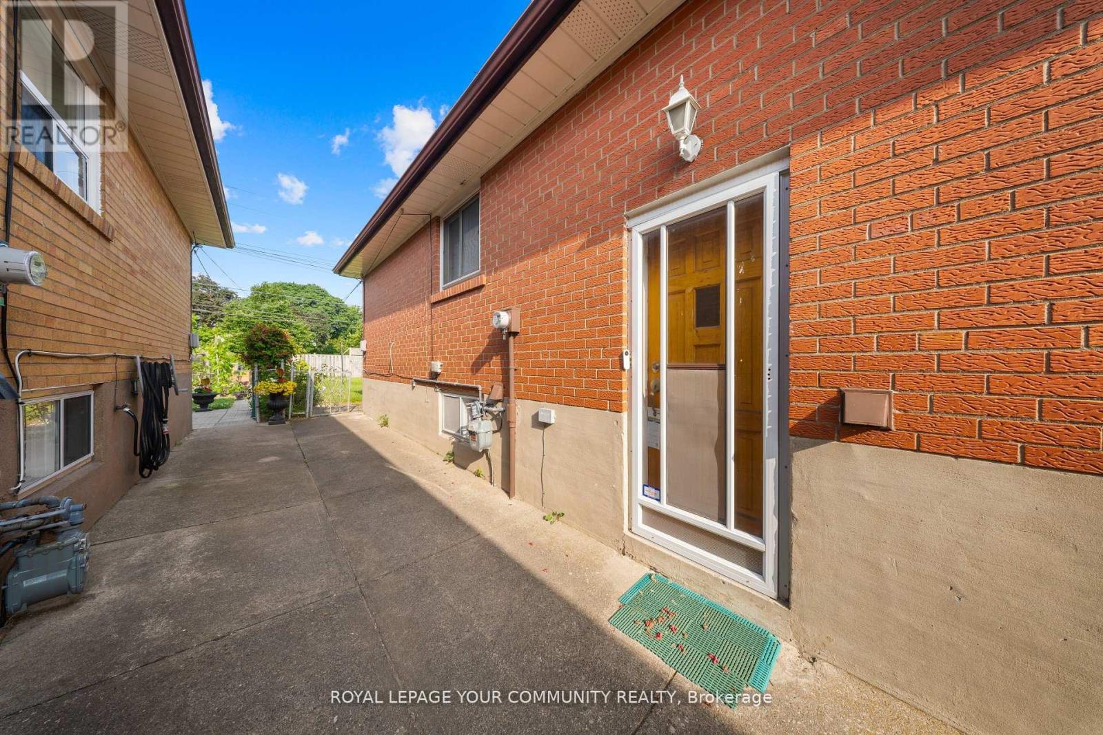 50 Felan Crescent, Toronto, Ontario  M9V 3A3 - Photo 5 - W12496966