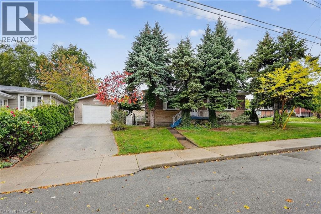 <div class="slider-price">$589,850</div><p>292 Glenholme Avenue, Hamilton, Ontario</p>