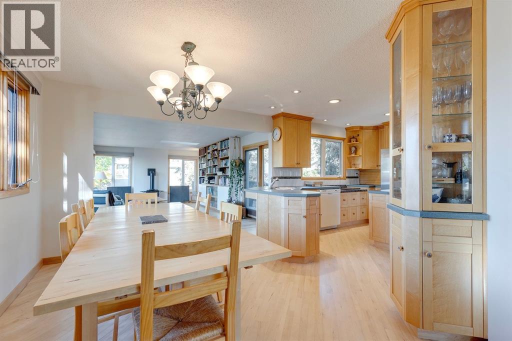 2712 Crawford Road Nw, Calgary, Alberta  T2L 1E1 - Photo 9 - A2264635