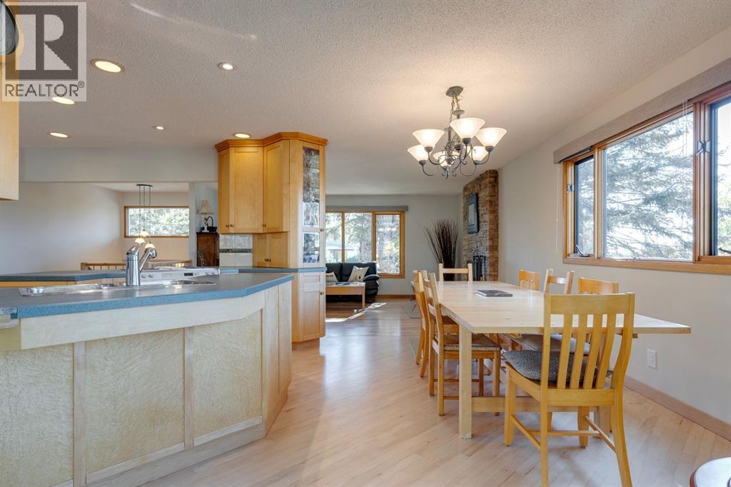 2712 Crawford Road Nw, Calgary, Alberta  T2L 1E1 - Photo 11 - A2264635