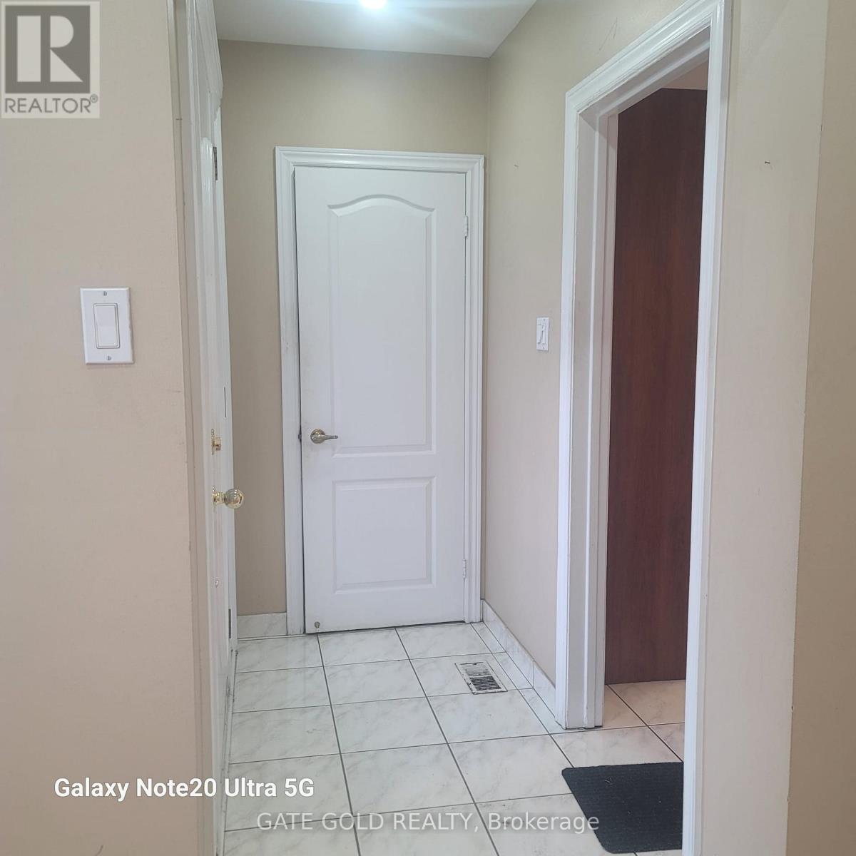 30 Benstrow Avenue, Toronto, Ontario  M9V 2Z8 - Photo 6 - W12496976