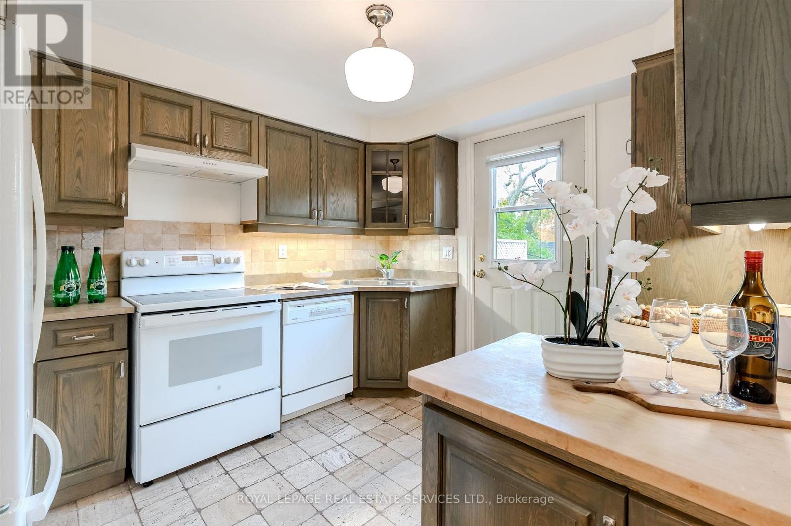 93 Medland Crescent, Toronto, Ontario  M6P 2N3 - Photo 11 - W12496984