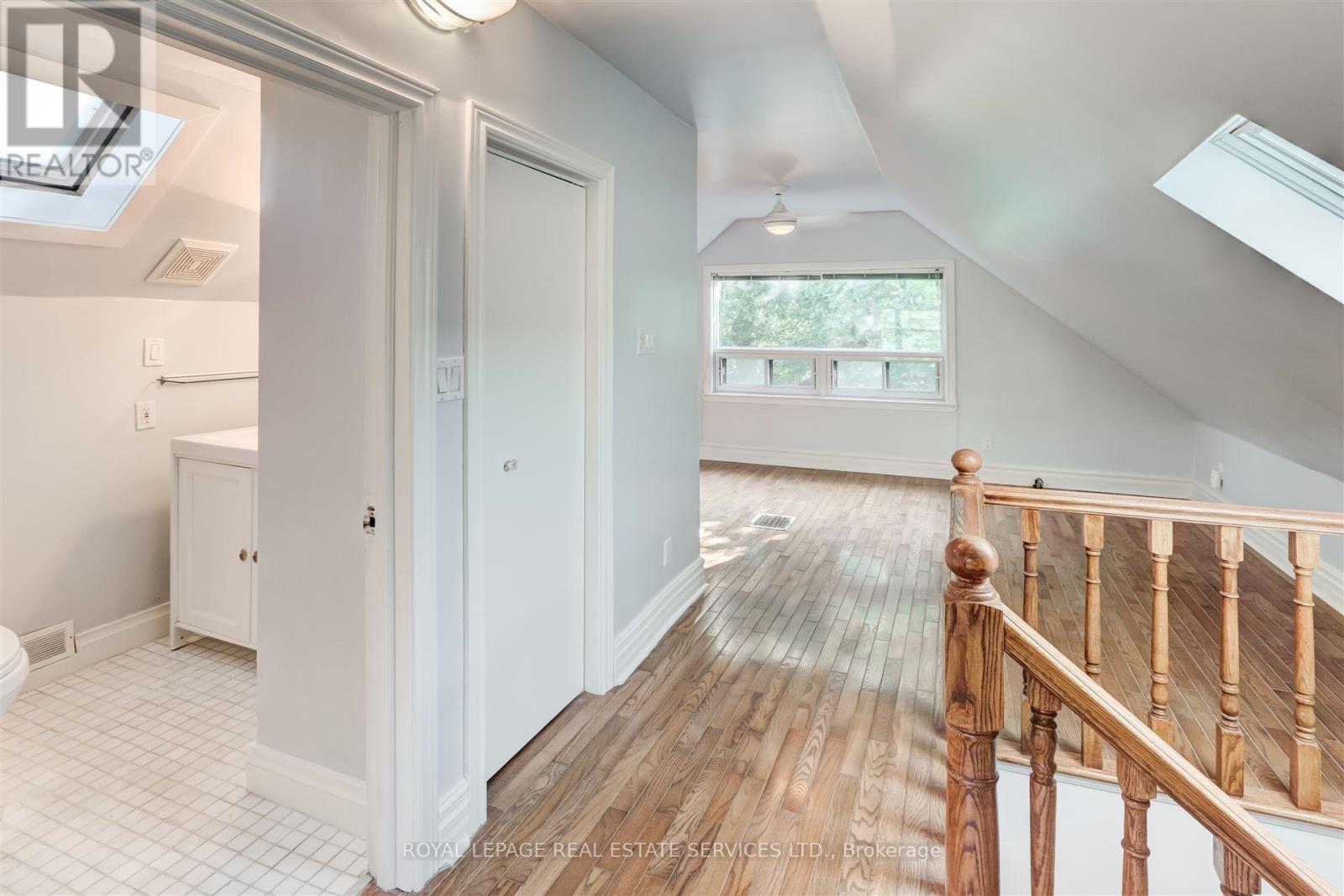 93 Medland Crescent, Toronto, Ontario  M6P 2N3 - Photo 14 - W12496984