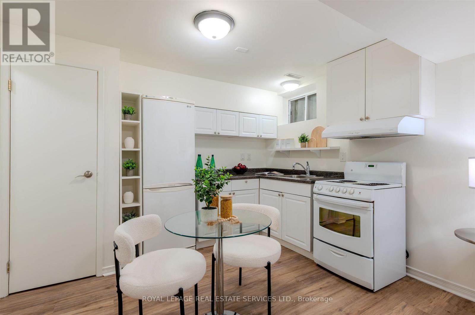 93 Medland Crescent, Toronto, Ontario  M6P 2N3 - Photo 22 - W12496984