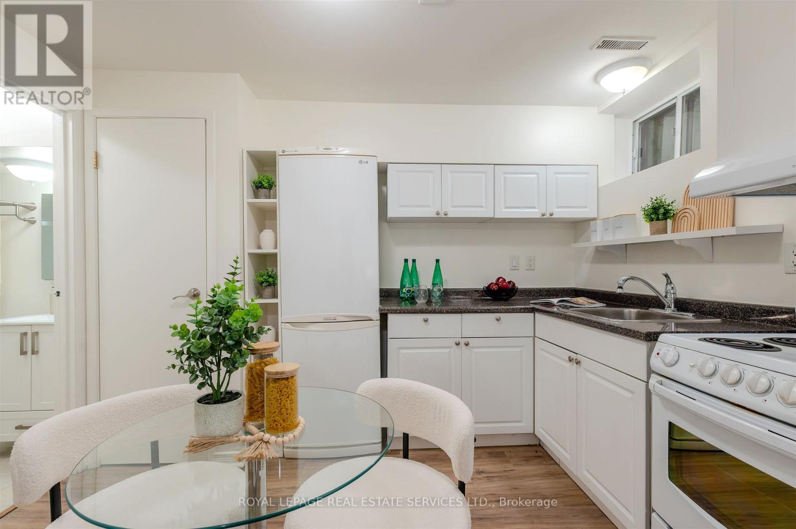 93 Medland Crescent, Toronto, Ontario  M6P 2N3 - Photo 23 - W12496984