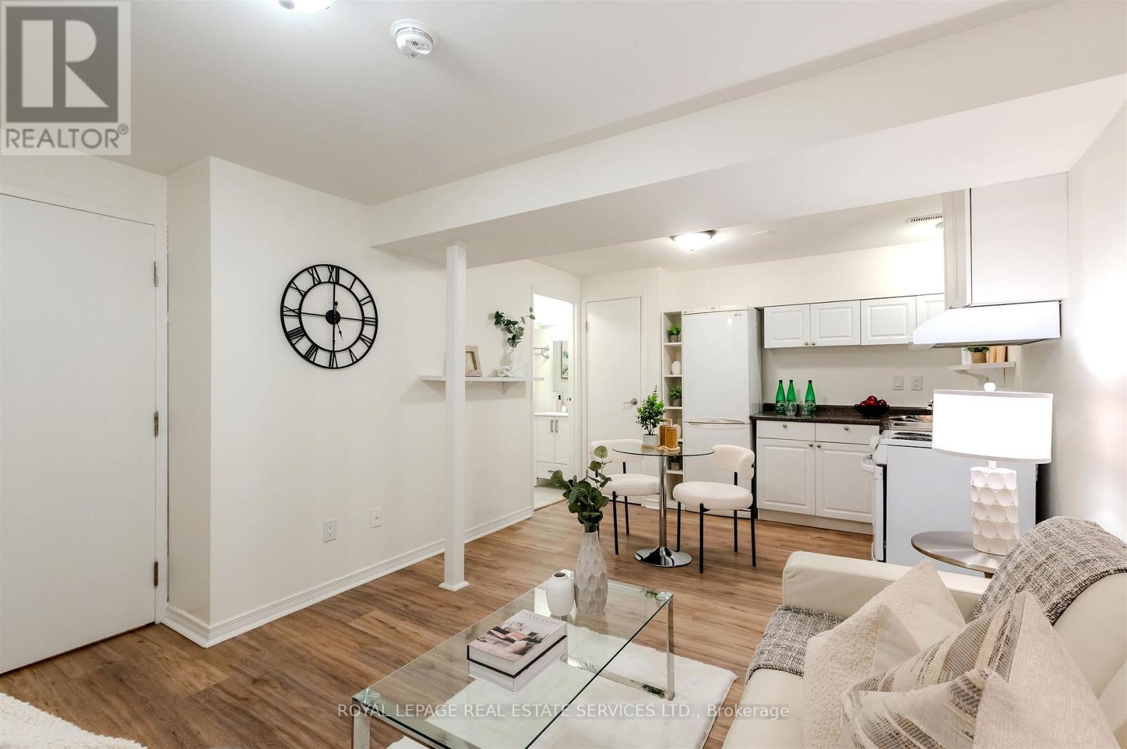 93 Medland Crescent, Toronto, Ontario  M6P 2N3 - Photo 24 - W12496984