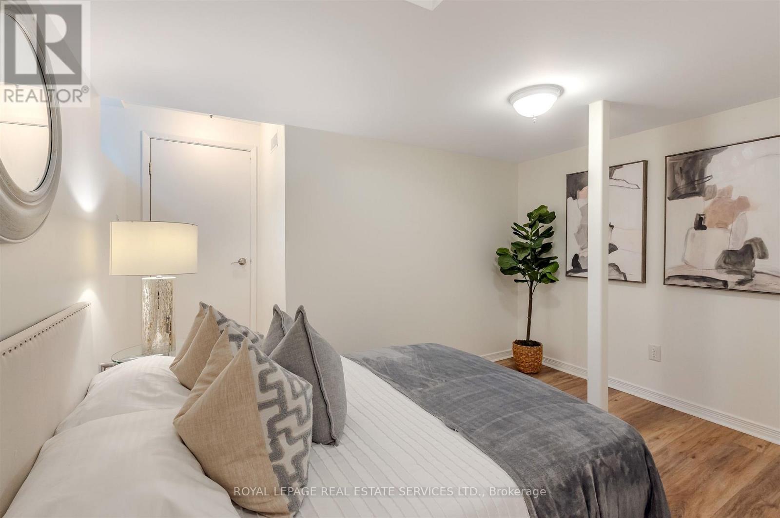 93 Medland Crescent, Toronto, Ontario  M6P 2N3 - Photo 25 - W12496984