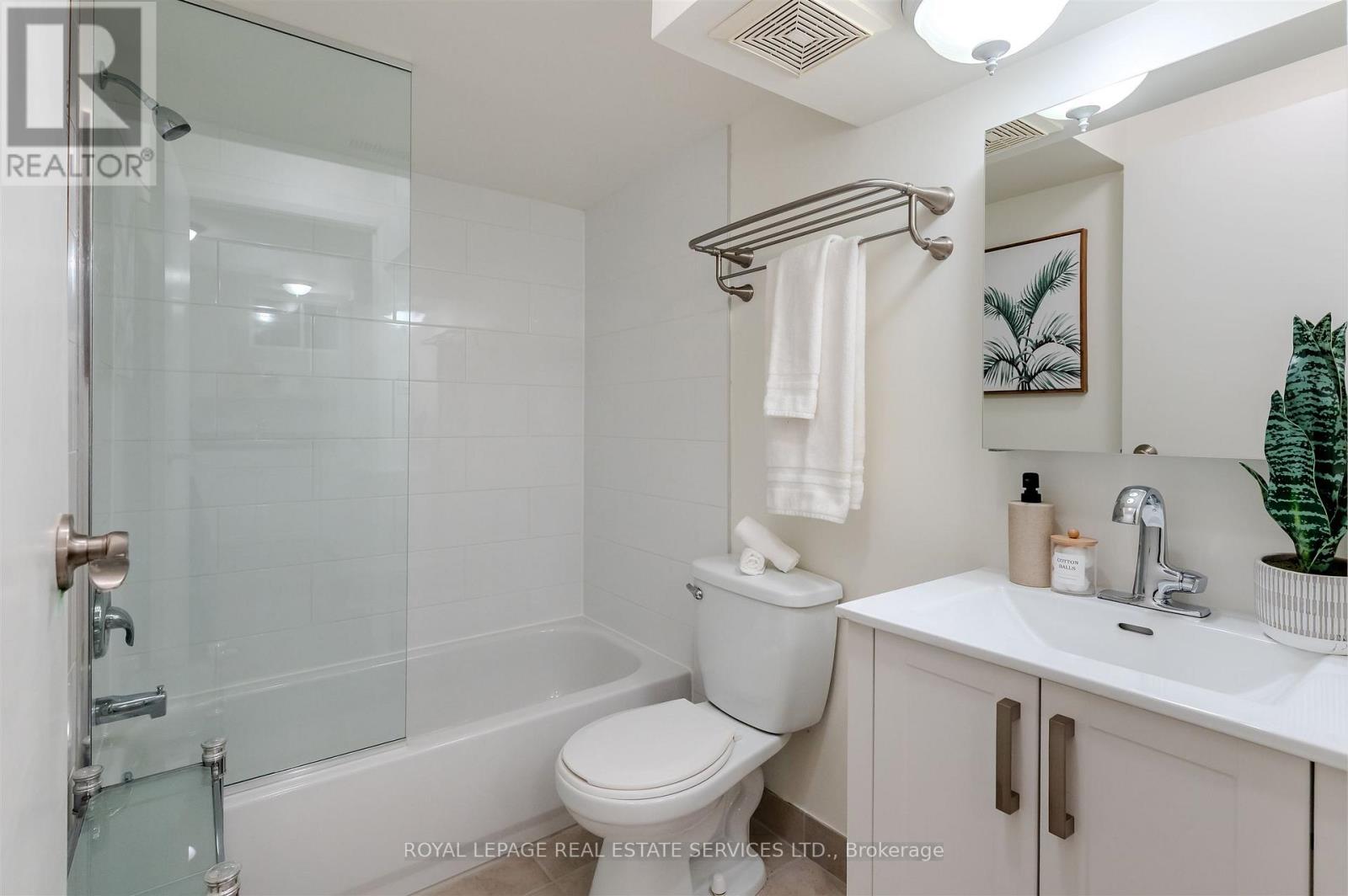 93 Medland Crescent, Toronto, Ontario  M6P 2N3 - Photo 28 - W12496984