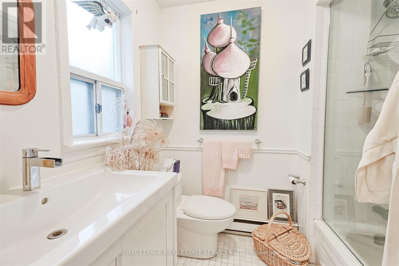 93 Medland Crescent, Toronto, Ontario  M6P 2N3 - Photo 38 - W12496984