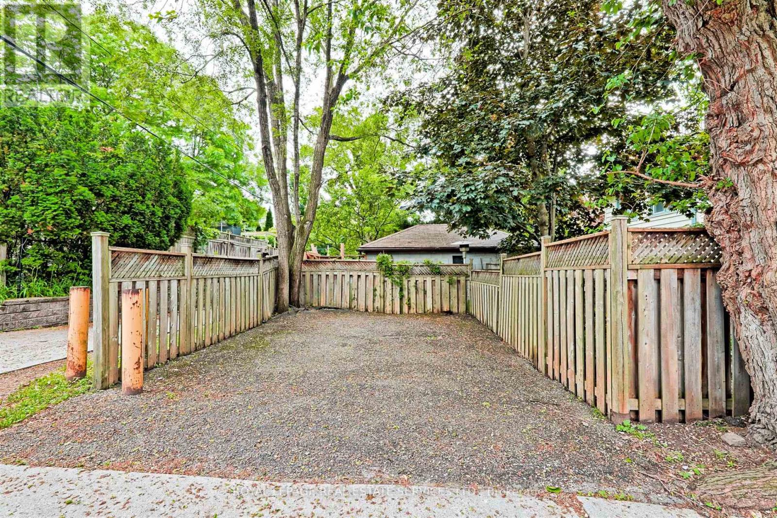 93 Medland Crescent, Toronto, Ontario  M6P 2N3 - Photo 43 - W12496984