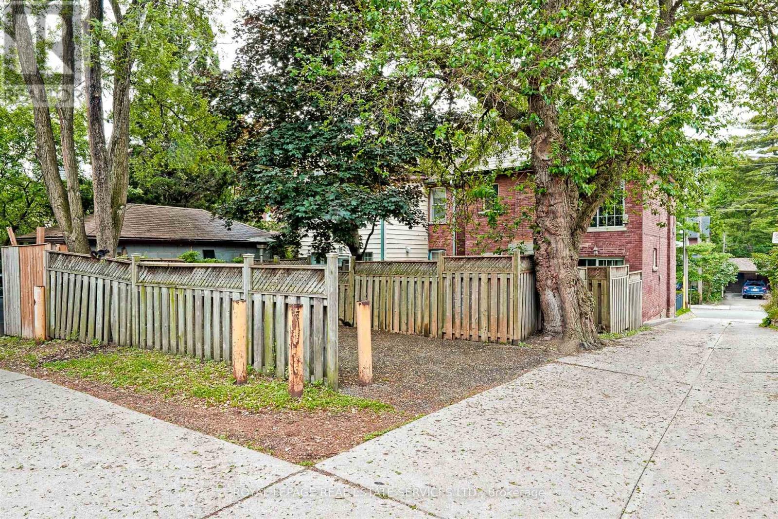 93 Medland Crescent, Toronto, Ontario  M6P 2N3 - Photo 44 - W12496984