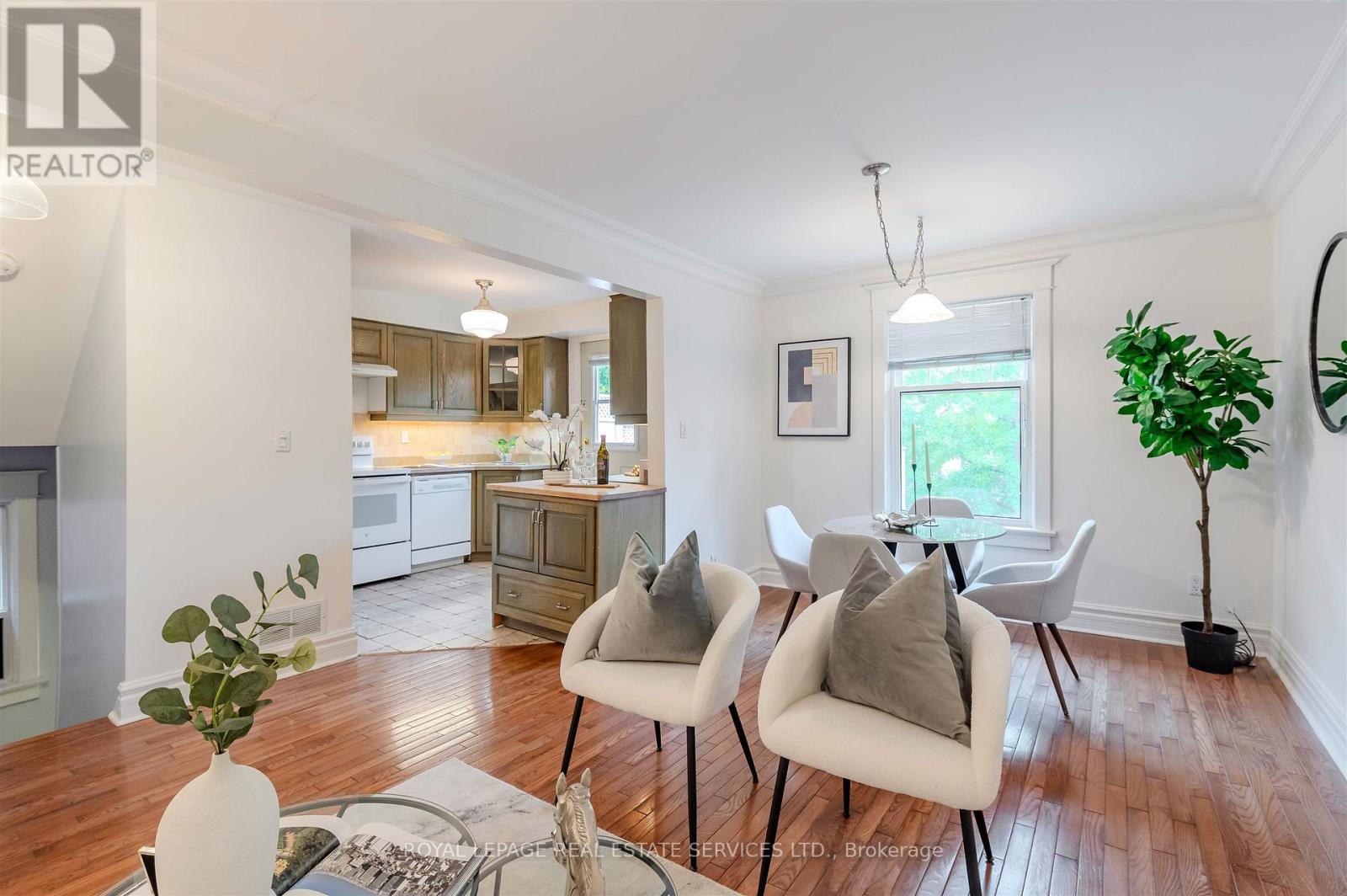 93 Medland Crescent, Toronto, Ontario  M6P 2N3 - Photo 6 - W12496984