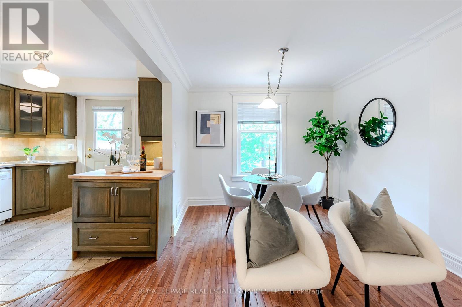 93 Medland Crescent, Toronto, Ontario  M6P 2N3 - Photo 8 - W12496984